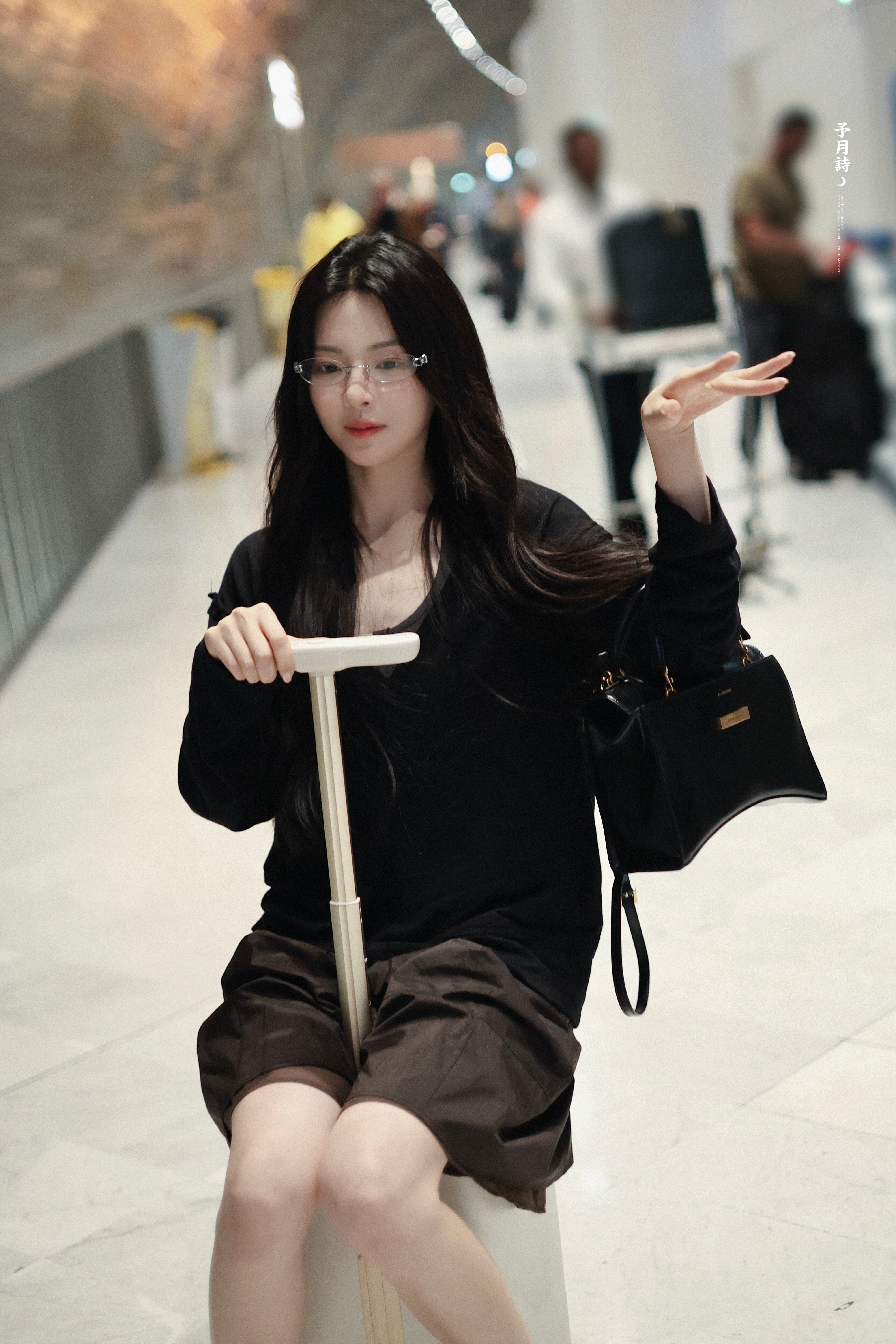 杨超越[超话] 巴黎世家的偏爱也很明显，杨超越和巴黎世家双向奔赴罢了[吹风车][