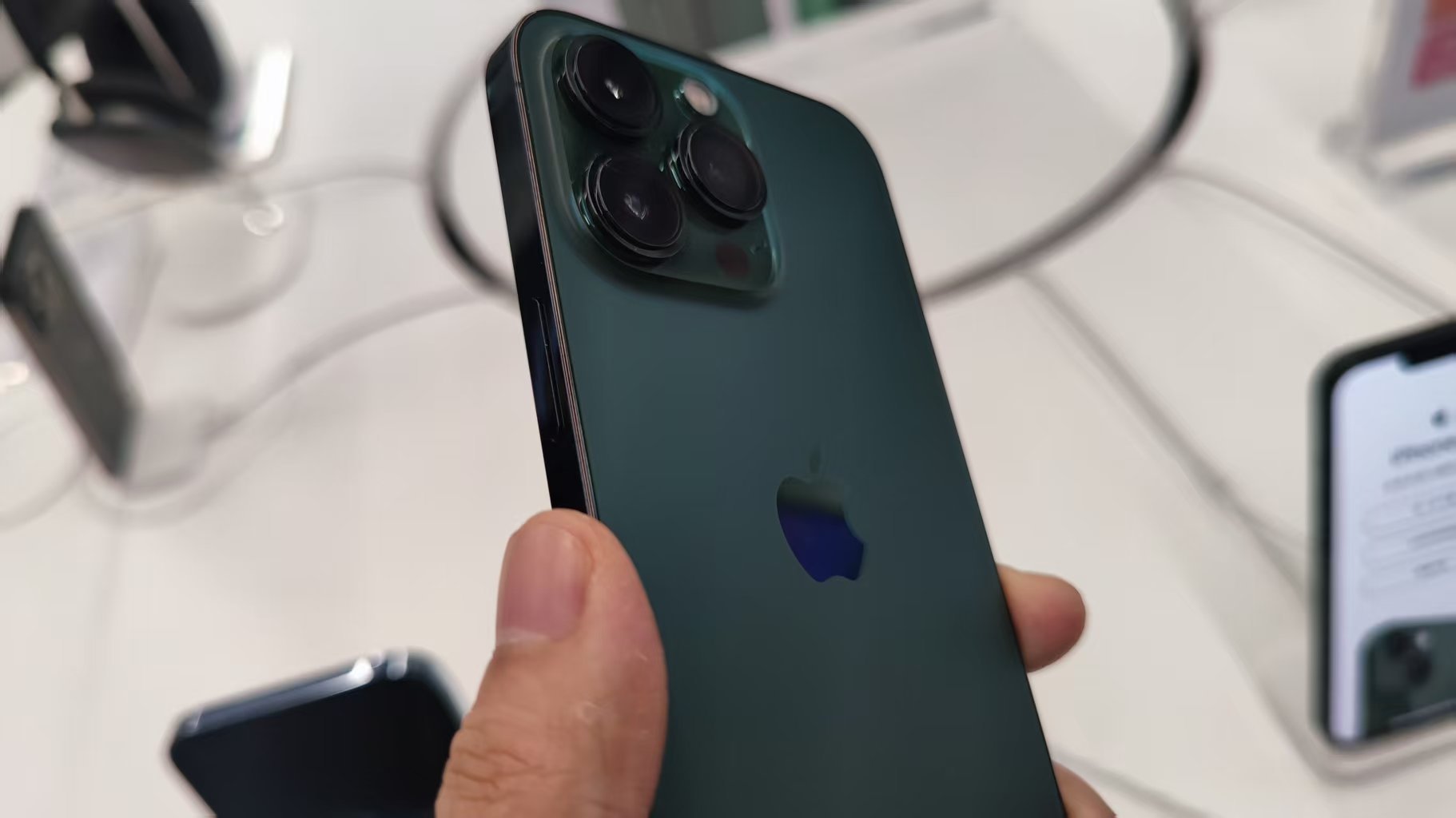 iPhone17Pro充电嘶嘶声这是谁家要发新机还是谁家手机卖不动了？用了这么多