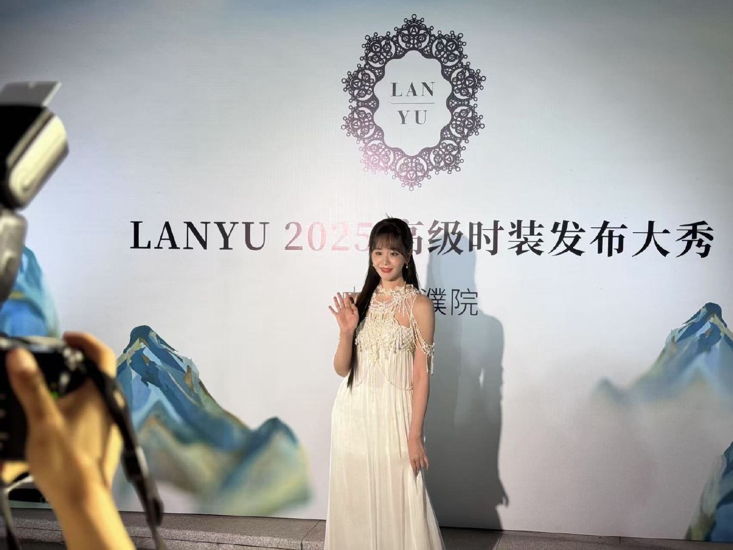 海陆看秀状态这么好速速进组 救命！海陆这次看秀造型直接美到失语！白色珍珠裙衬得她