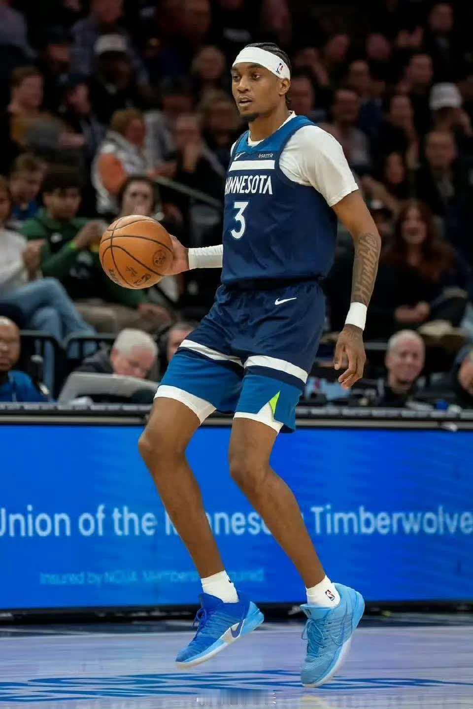 麦克丹尼尔斯11中5得13分 麦克丹尼尔斯在2026年4月28日NBA季后赛森林