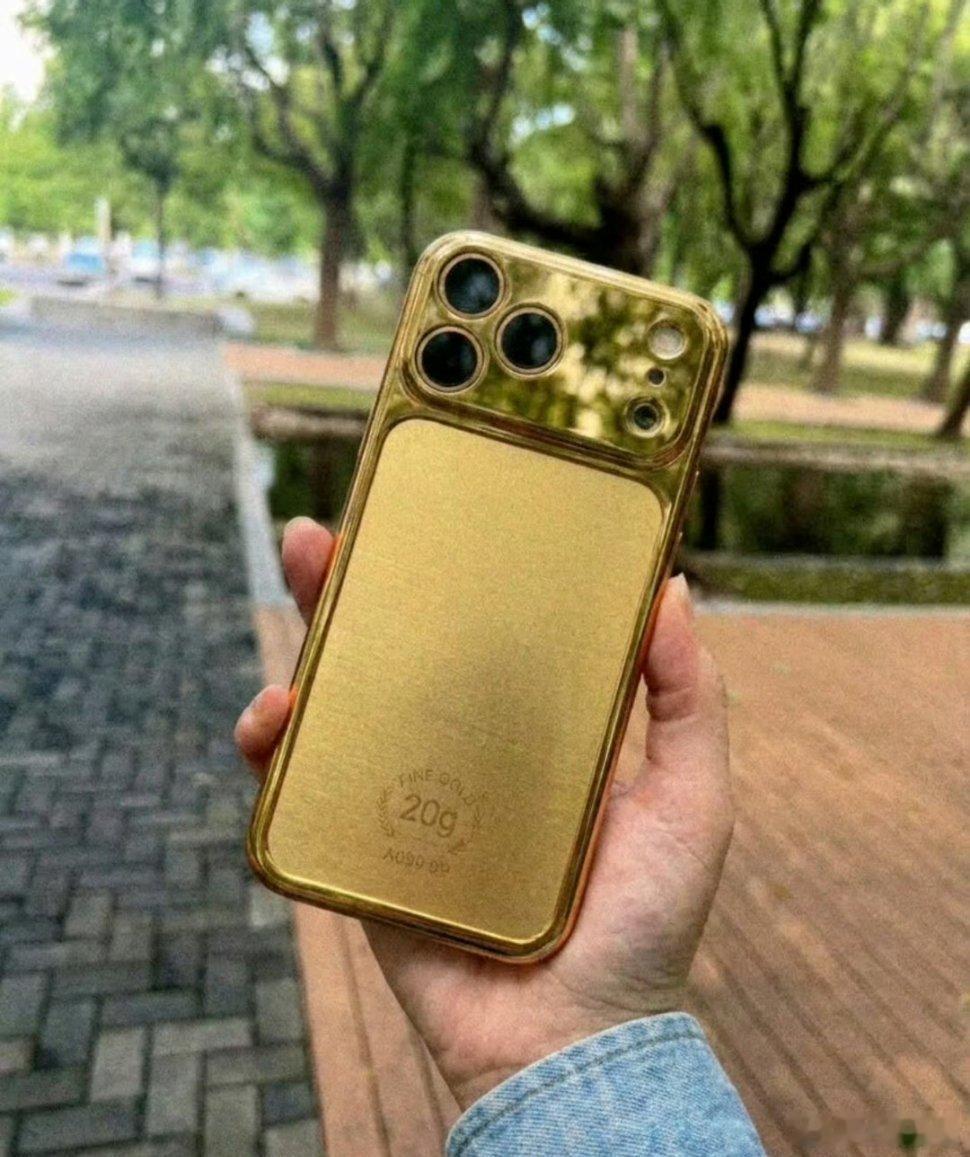 买139999元黄金手机壳送iPhone哇塞，这个壳子过年回家肯定有排面 