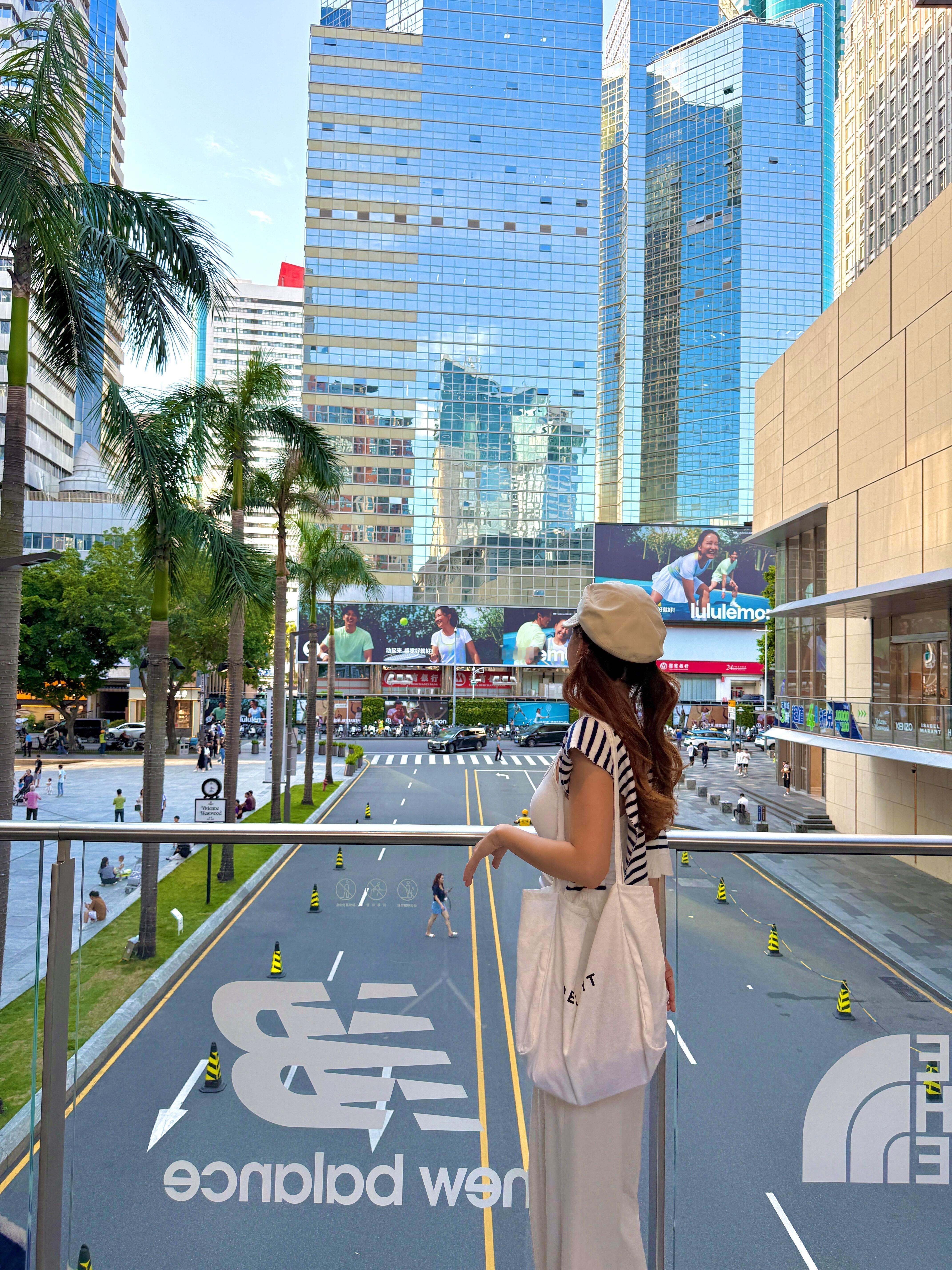 🌆 在罗湖万象城逛出了国外错觉…旋转楼梯像盗梦空间，天台花园能拍纽约天台大片但