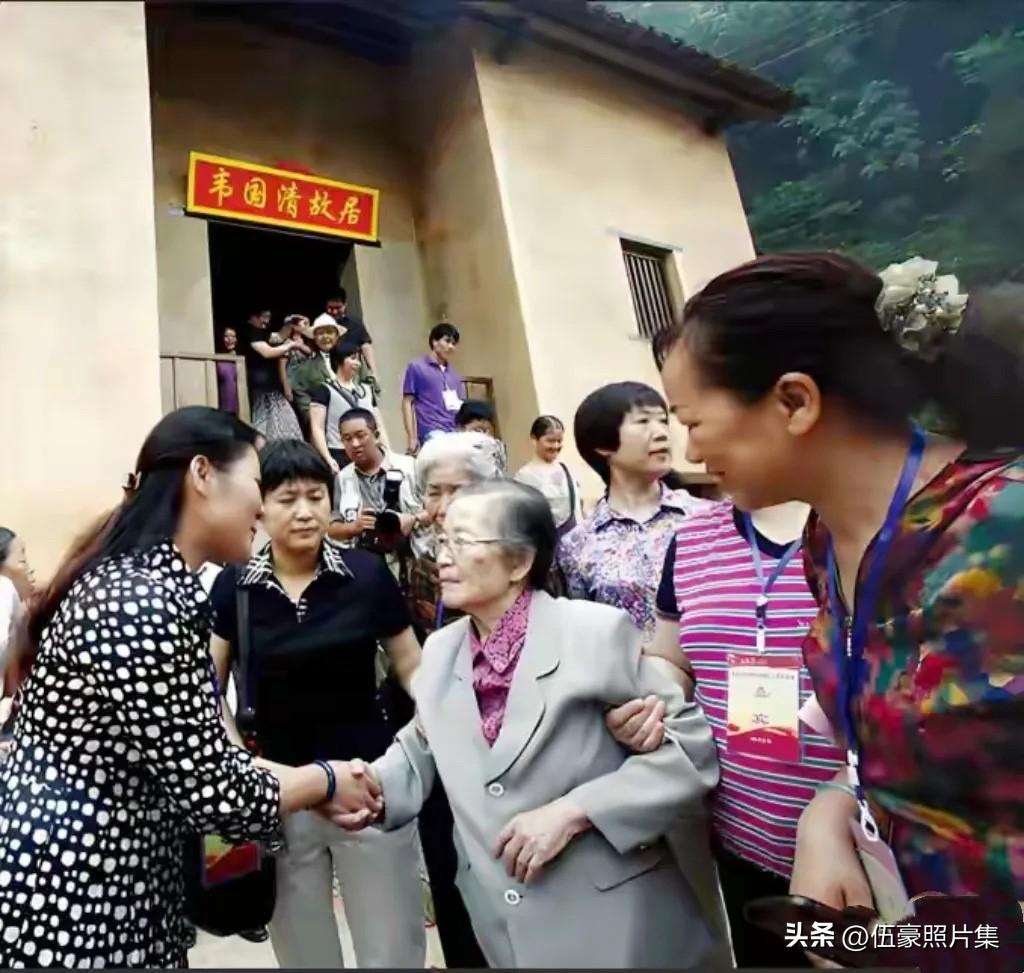 2013年，韦国清将军百年诞辰时，夫人许其倩（前中）以93岁高龄重返故里，为韦国