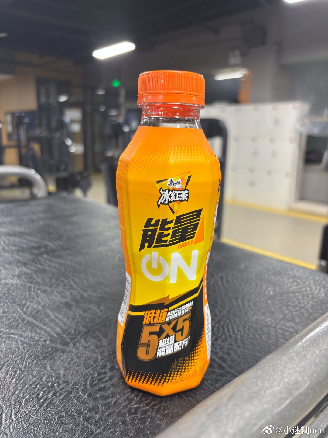 健身房教练看到我总喝这个，说康师傅能量冰红茶不含牛磺酸，确实比很多高糖高刺激的饮