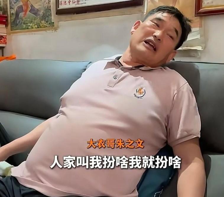 为什么各大景区都盯着朱之文？不是因为他唱的好、价格便宜。
 
而是这老头太拎得清