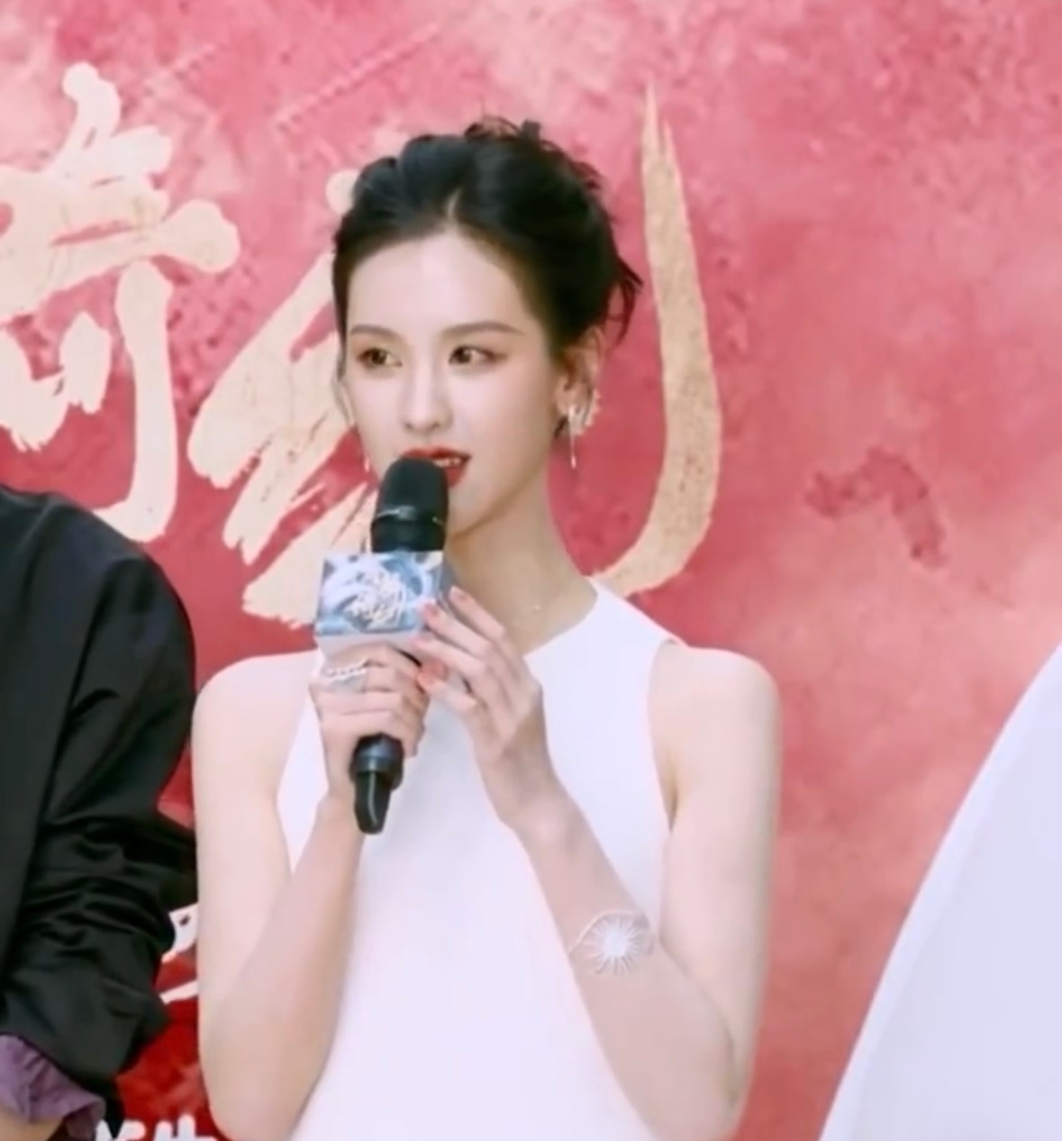 陈都灵念了二创视频里面的台词不愧是网上冲浪第一线，连粉丝二创的台词都记得清清楚楚