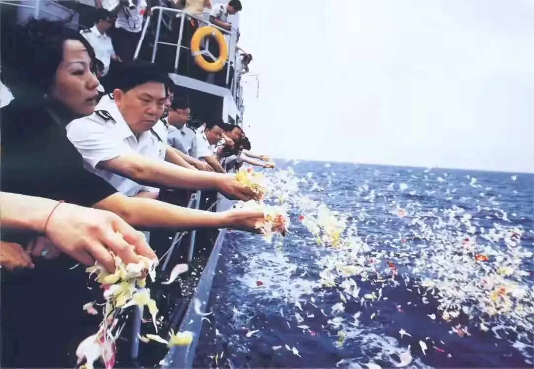 2001年，王伟烈士的悼念仪式上，阮国琴手捧鲜花痛哭着抛向大海 
