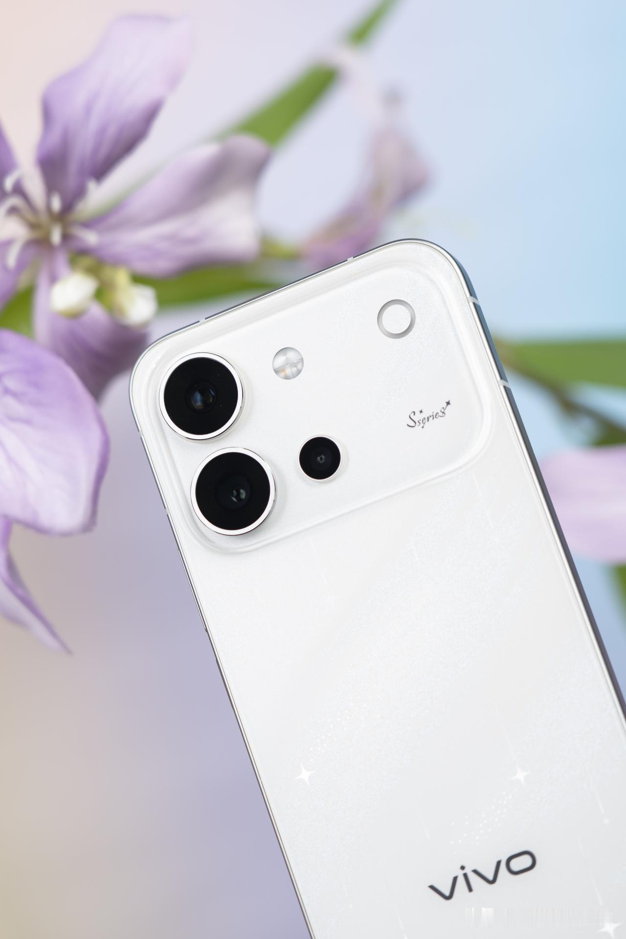 超梦幻的vivo S60「星星海」
通过多重工艺，在手机背板形成钻石闪砂纹理，呈