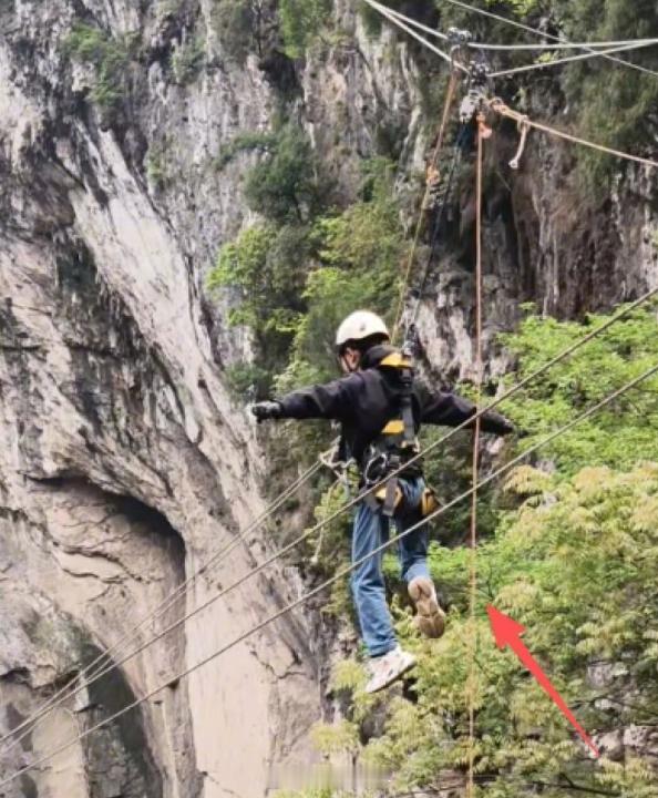 网友曾预言瀑布秋千一年内准出事早在四川华蓥市玛琉岩景区瀑布秋千项目开业之初，就有