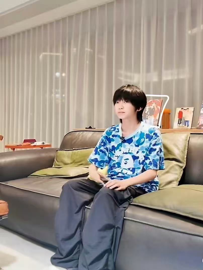 吕政熙家里摆着和马嘉祺的合照吕政熙把马嘉祺的合照摆客厅 我和马嘉祺合照我贴满全家