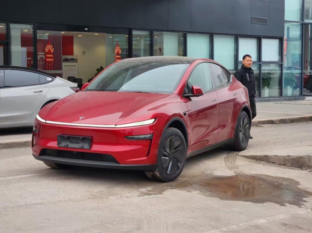 新款特斯拉 Model Y 极光红和冰川蓝实拍，有选这俩颜色的车主吗？ 