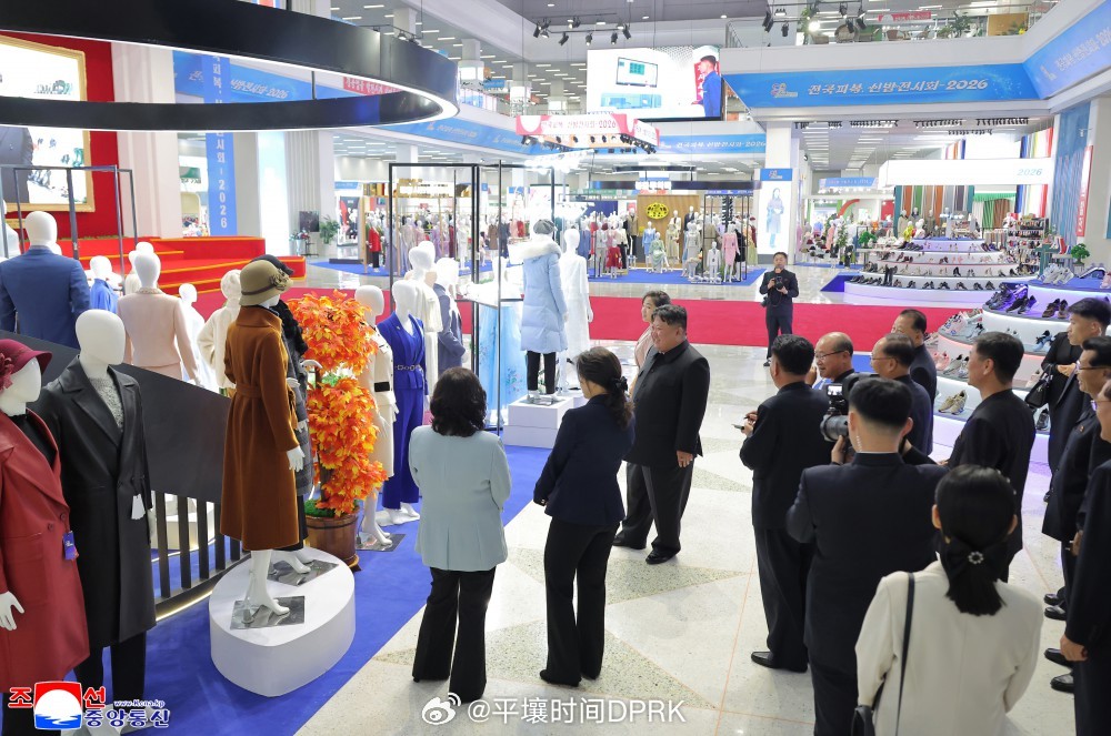 敬爱的金正恩同志视察轻工业部门服装及鞋展朝中社平壤１０月２０日电　朝鲜劳动党总书