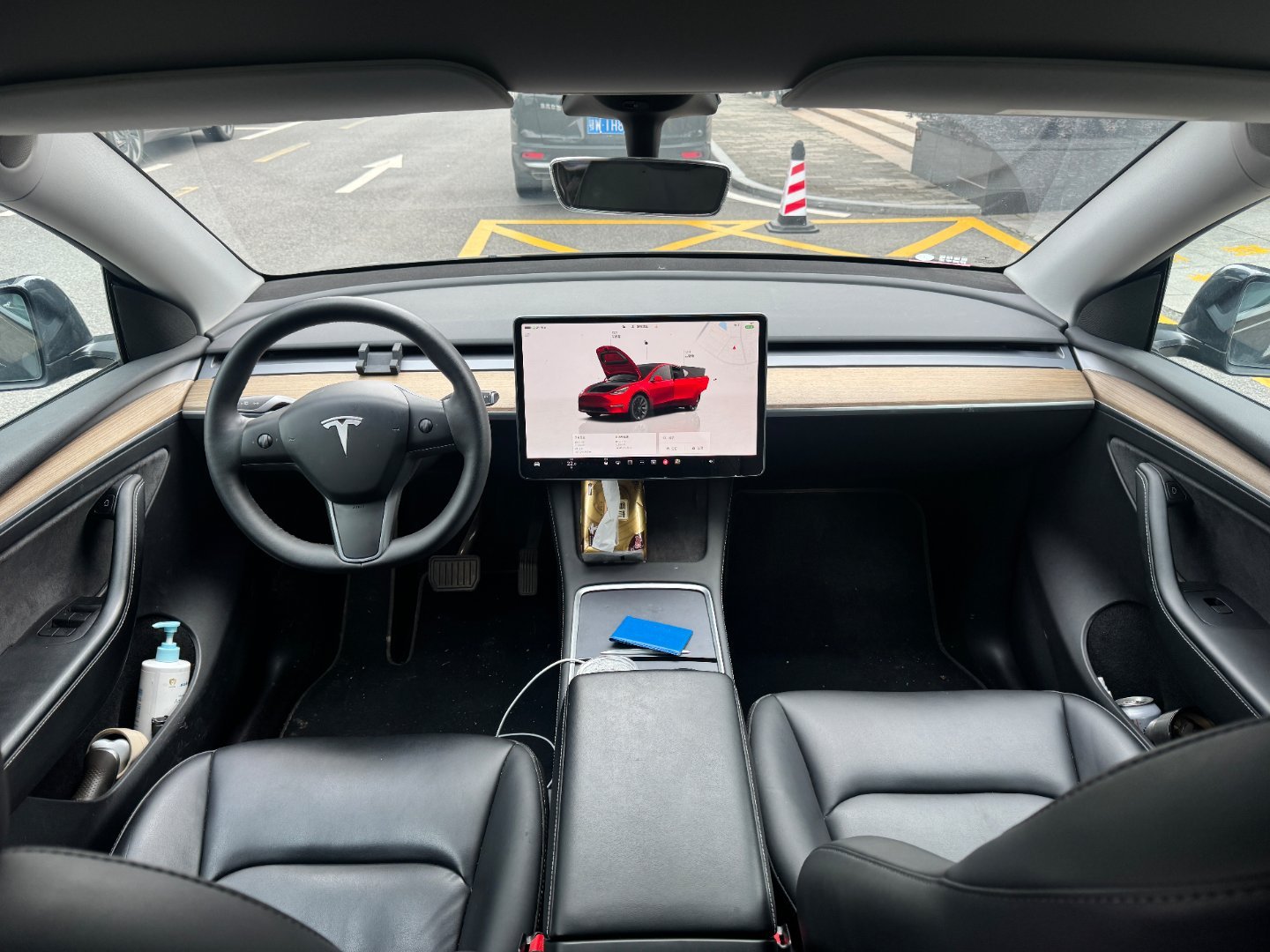 兄弟们，下午看了一台2023年的modelY 改款标续加了大轮毂 一手车，12万