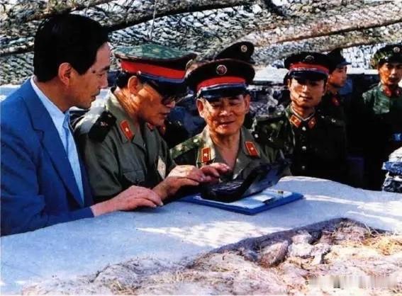 【开国功臣图片故事250】
1986年6月，全军炮兵部队快速反应训练改革经验交流