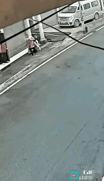 现在社会还有这样的缺心眼的人，连个电动车都不会骑，这样的人最好不要骑车上路，否则