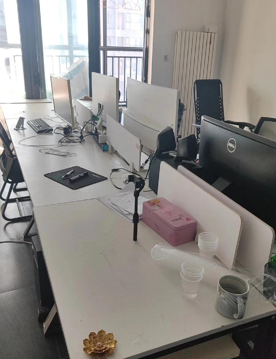 我有个老同事，为了对接合作请对方吃饭，一顿饭下来花了8200块。
 
回公司走报