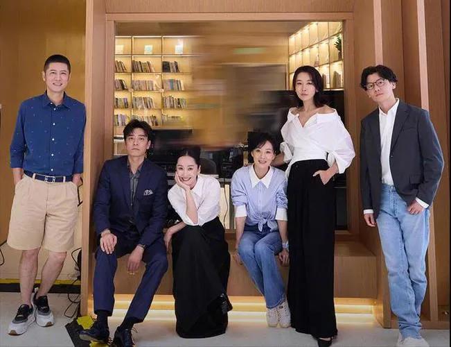 六星同框，我只认出照片左侧的三位，喜容绽放的任重帅气挺拔，颇为抢镜；有款有型的李