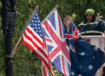 大型社死现场，美国迎英国国王访美，工作人员一波操作下来，画风彻底跑偏，不少当地路