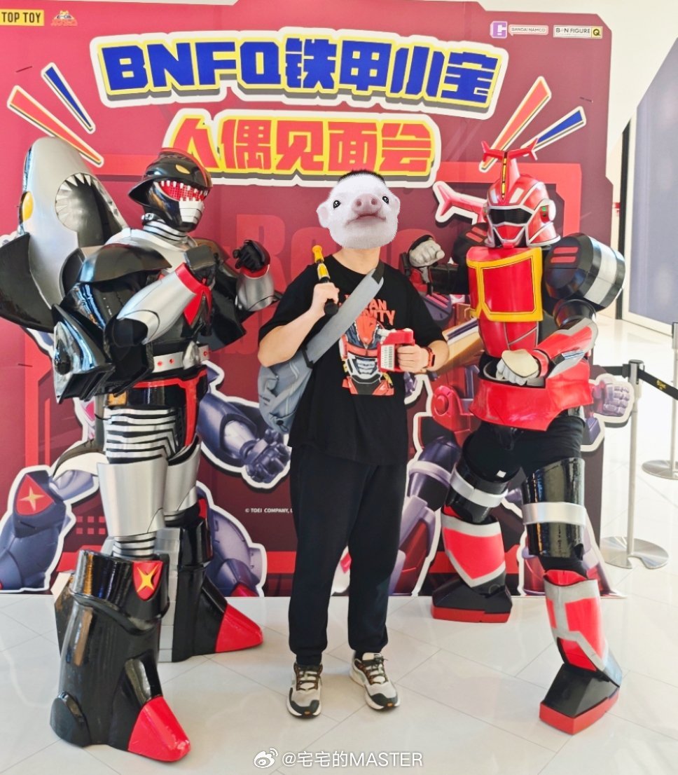 好像是时隔一年又来这家top toys跟卡布达组合影了鲨鱼辣椒和卡布达的超级变换