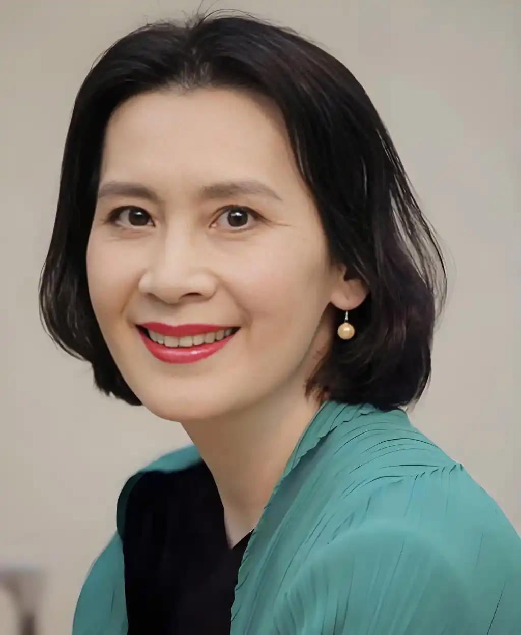 肖熊 25 岁结婚，丈夫说 “你演那些搂搂抱抱的戏，我脸上挂不住”。她演了八年贤