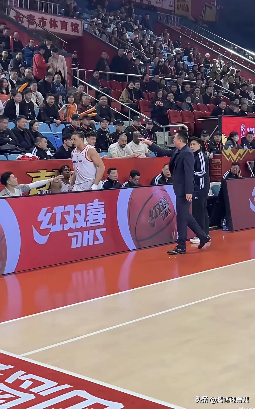 卢伟不贯洛夫顿！

CBA常规赛第32轮，目前排名常规赛积分榜第一的上海队客场挑