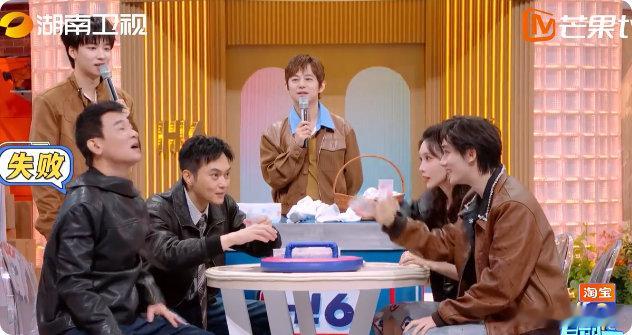 丁程鑫[超话]丁程鑫第一次被泼这么湿丁程鑫在 “321 看这边” 泼水环节也太拼