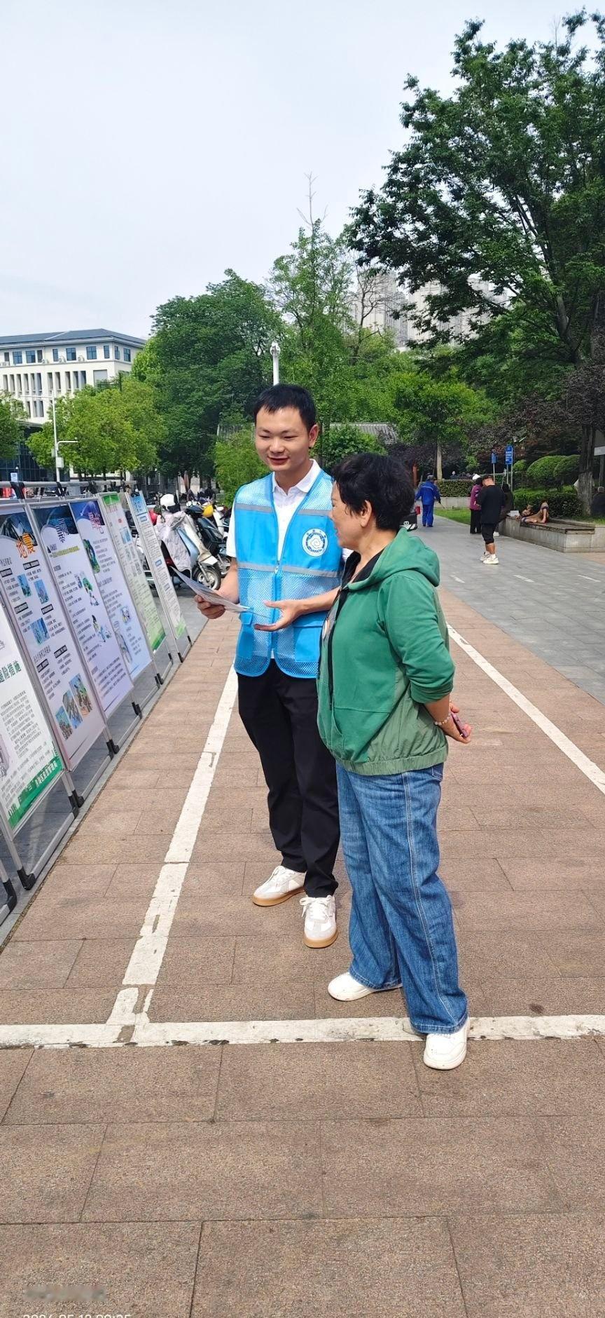 2026年5月12日，鹰潭市气象局、月湖区气象局与相关部门在鹰潭老码头公园联合开