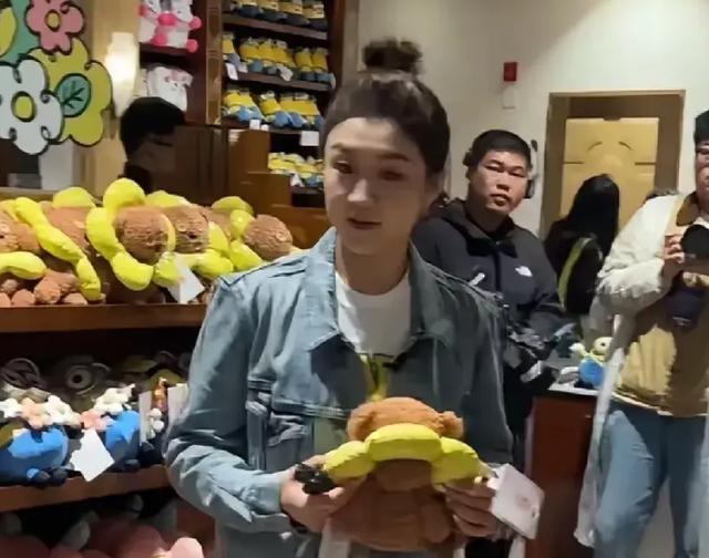 嘿，乒乓球迷朋友们！今天咱们聊聊国乒大腕儿们在赛场外的精彩故事。陈梦跨界亮相，网