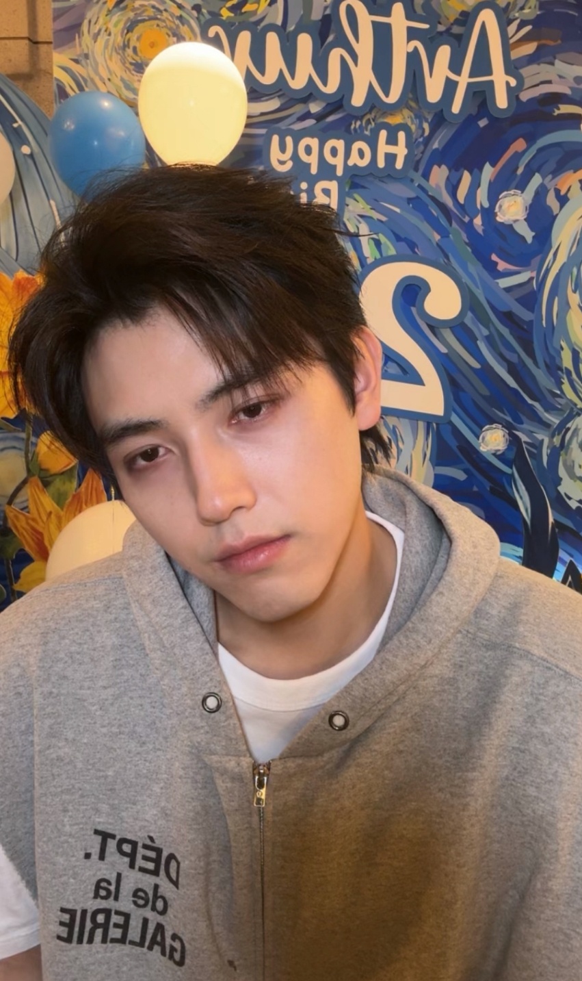 陈飞宇26岁生日直播陈飞宇26岁庆生直播陈飞宇生日直播好累啊！！ 