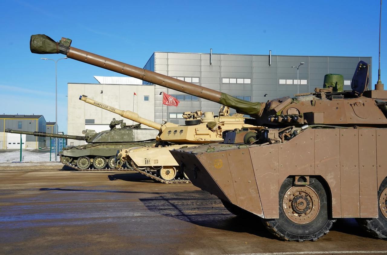 装备速览:3月5日，美国、英国、法国陆军在爱沙尼亚塔帕军事基地联合上演了一场装甲