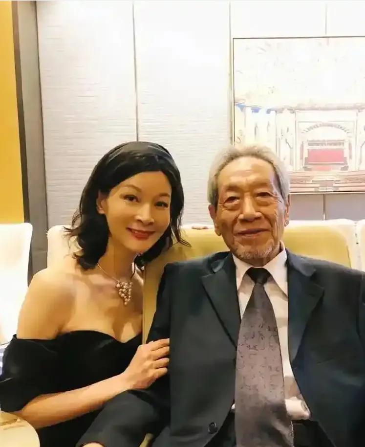 2013年，30岁的饶芯语icon，疯狂追求67岁的王奎荣icon。她对王奎荣说