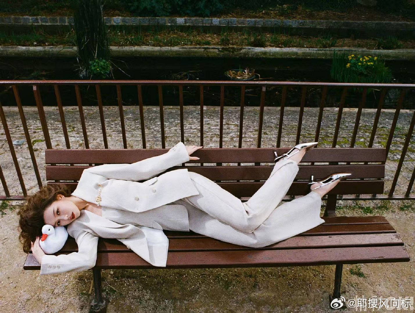 文咏珊出个国零食都是XXL号 谁能拒绝又飒又萌的文咏珊！杂志封面抱着巨型零食，气