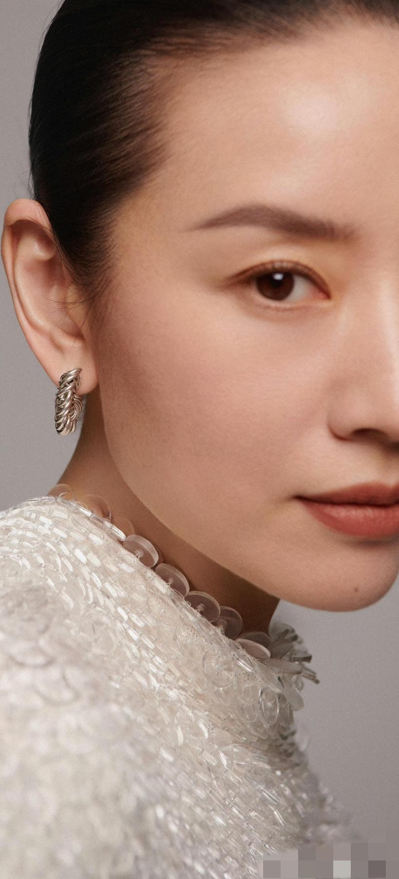 人到中年，自然有中年女性的魅力，
但对董洁来说，我始终喜欢当年冷清秋的样子……