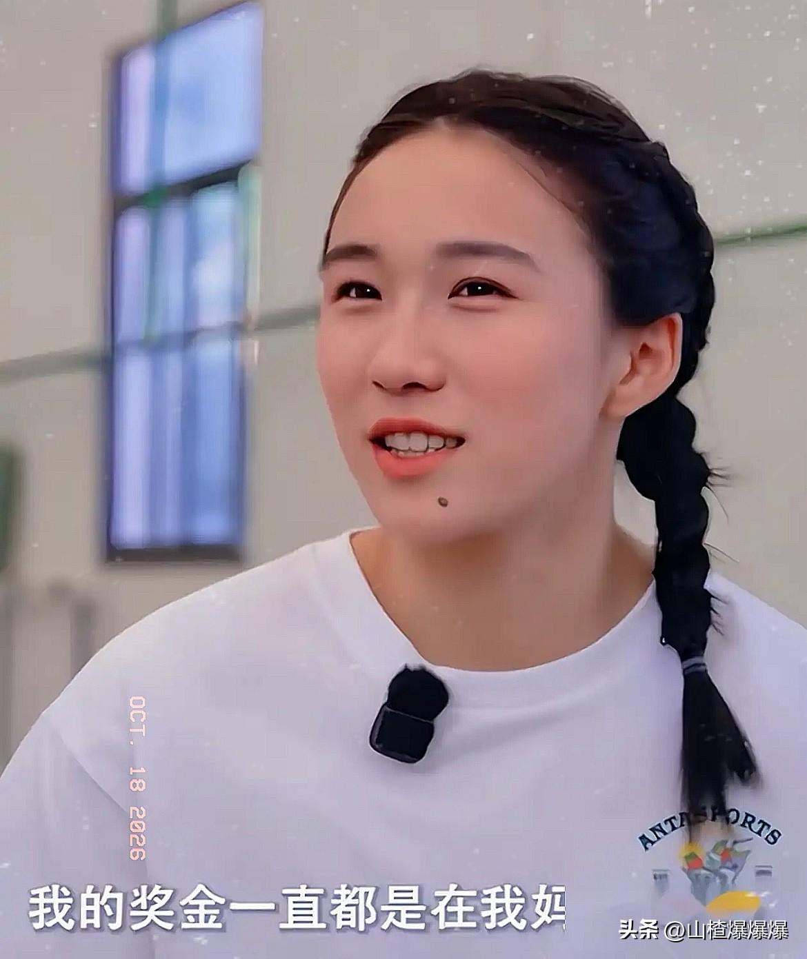 谁能想到，
小孩姐陈妤颉，
作为一名亚运会三金一银的获得者，竟然连台电脑都买不了