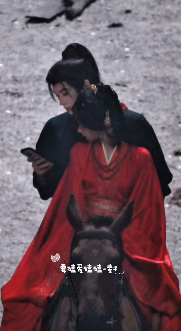 两个人就对着一部手机头靠头的笑着