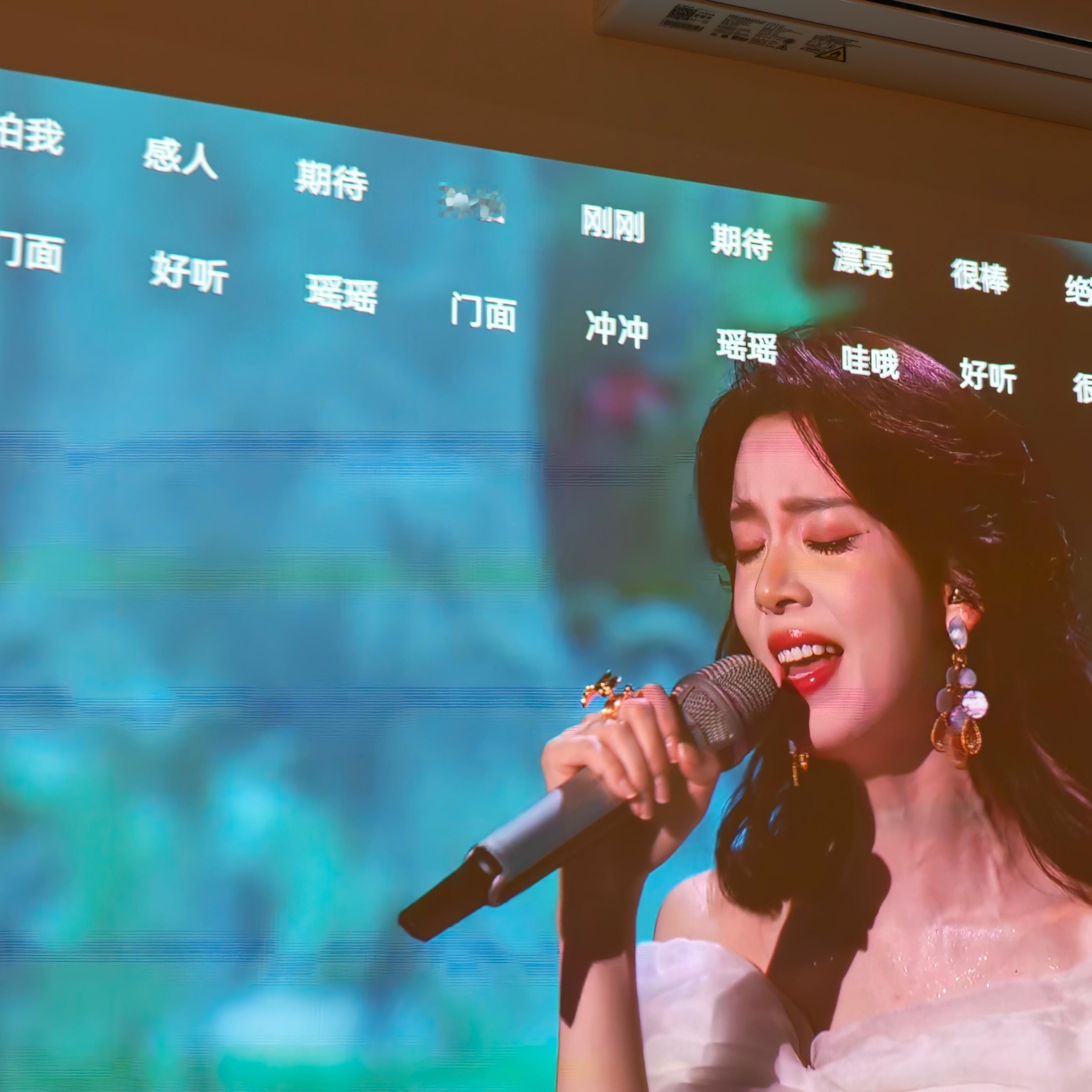 浪姐直播 浪姐让我心甘情愿的审美降级，放弃标准。(当然完全不在调上的那种车祸也不