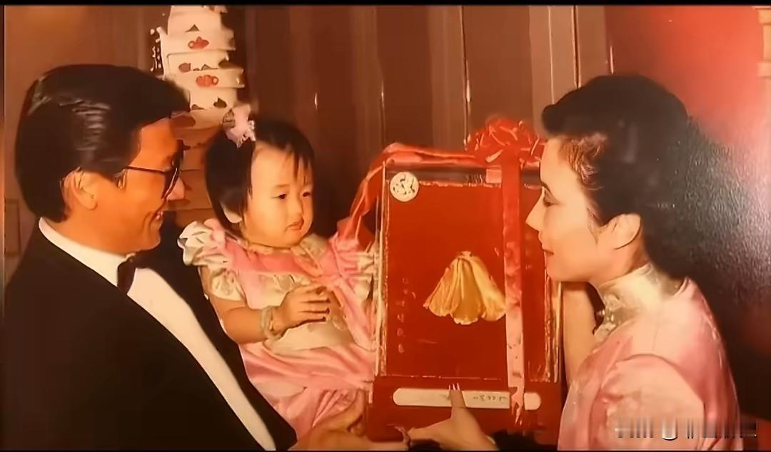 1983年，谢贤在酒店摆了9桌酒席，让1岁的女儿跪着认了个比自己小11岁的女人做