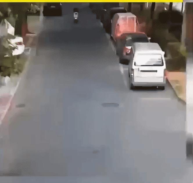 这波顶级假摔能不能瞒得过交警啊？[笑哭]