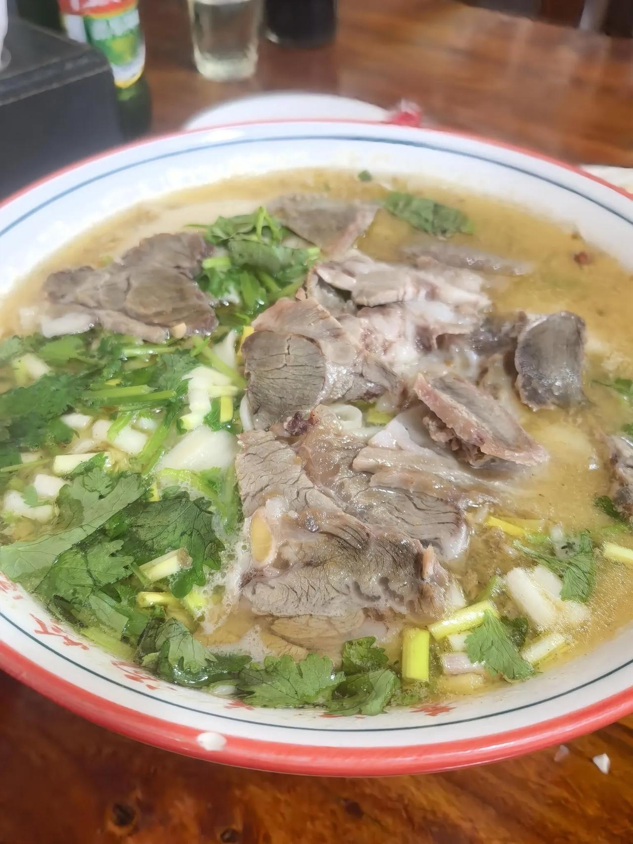 大碗牛肉烩面，加瓶啤酒，加瓶大窑，一盘杂拌菜，您猜多钱？