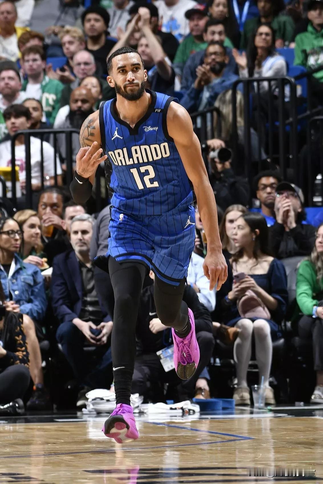 前NBA奥兰多魔术球员特雷韦林.奎因口头承诺加盟广东，对比辽宁签约的常年混迹于土