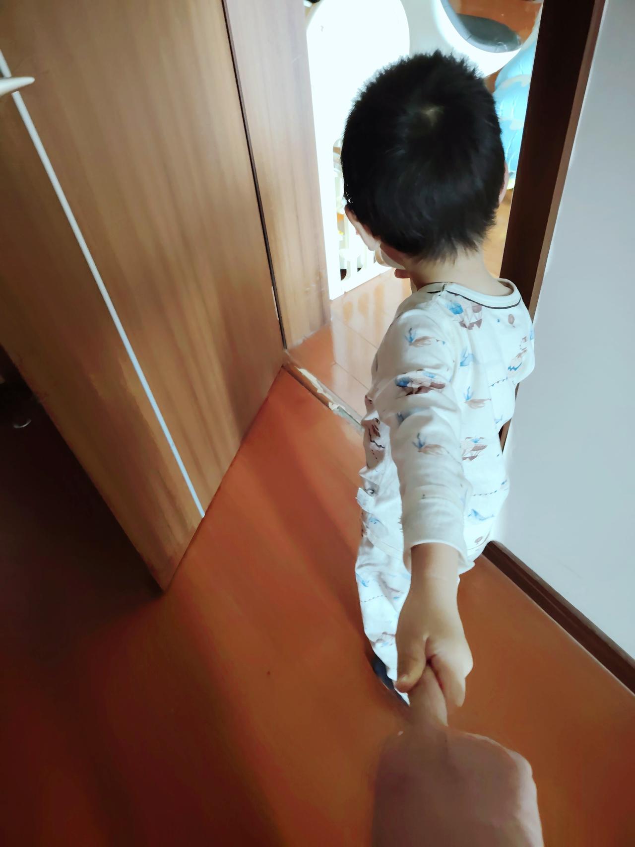 惹爷爷吃醋了！[笑哭][笑哭][笑哭]

周末来看小孙子，下午要回去了，午饭后小