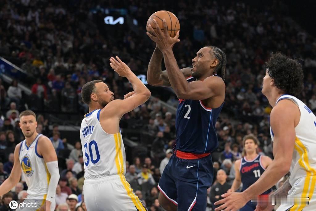 库里带伤鏖战轰35分助队逆转 媒体人：当代的真正王者！

北京时间4月16日，N