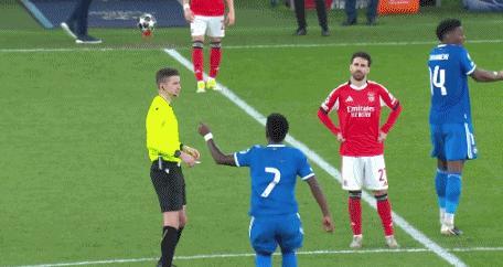 维尼修斯：普雷斯蒂安尼歧视我，他说我猴子！
姆巴佩：是的，我听到了，他说了五遍！