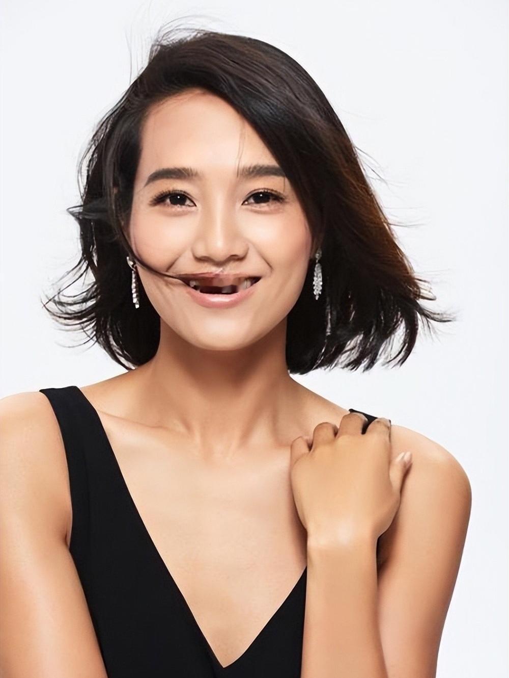 朱丹的回应“黑”，这才是成熟女性的松驰感

44岁的朱丹，这次的回应，真的很显情