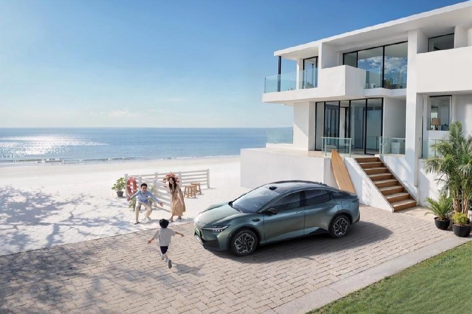 地库边的操作手册bZ3 PRO+，周五接女儿放学，暴雨把地库坡道浇得发亮。

我