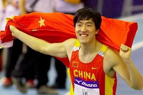 2004年刘翔一举夺冠，上海市政府大手一挥送给他两套上海黄金地段的房产，刘翔收到