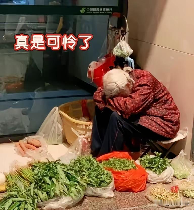 89岁的李奶奶在南京菜市场摆摊卖菜，就为了给ICU里的儿子凑医药费。这三天下来，