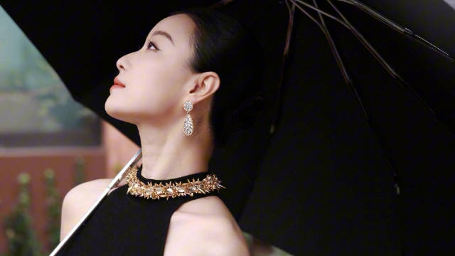 #倪妮[超话]# 风物静默，自有回响。烟雨纷扰之外，与心境同频，濛濛暮色中，读懂风物的沉静力量。@倪