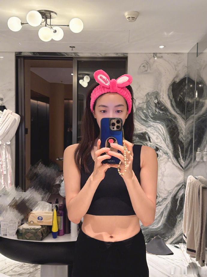 宋茜素颜照 分享了居家日常自拍照~姐姐素颜皮肤状态太能打了吧！！今晚要继续支持这