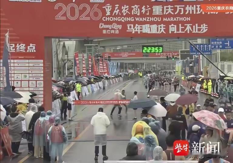 那个拦住马拉松冠军冲线的裁判，又被追加了处罚！
在2026重庆万州环湖马拉松全马